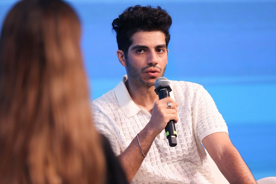 مينا مسعود يسرد الحكاية العربية بعين عالمية في معرض أبوظبي للكتاب 2025